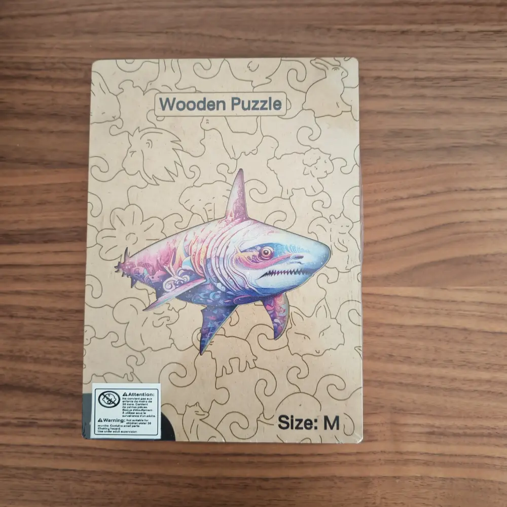 Face avant de la boîte du puzzle en bois Requin Coloré, taille M, par BrushCrafts.